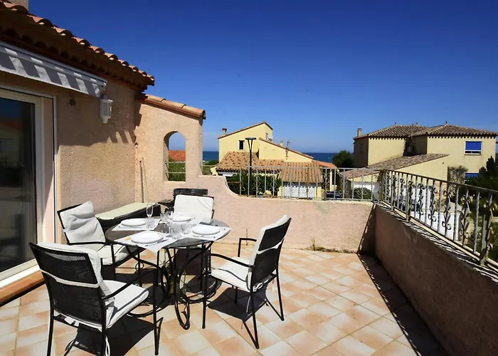 Проживание в семье Les 2 Dauphins *